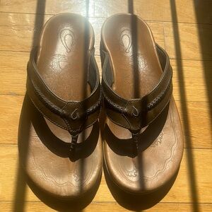 Men’s Olukai’s sandal size 10